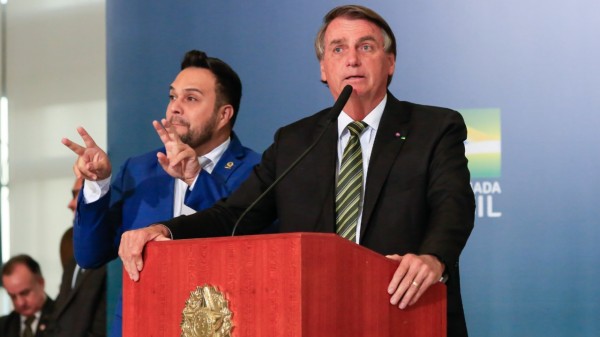 ‘Dispenso apoio de quem pratica violência contra opositores’, diz Bolsonaro