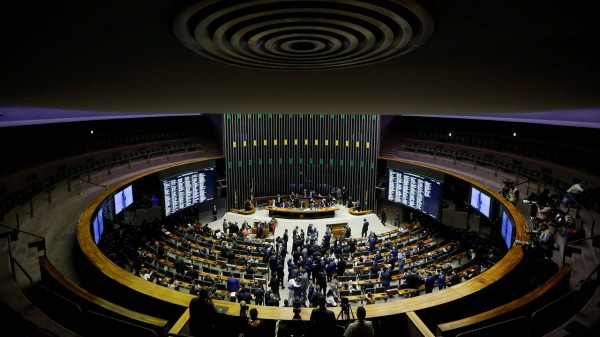 Em derrota para governo, Câmara aprova derrubada de reajuste do IOF