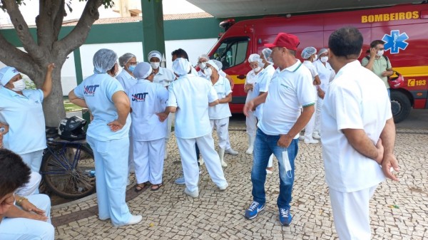 Humilhação: Servidores terceirizados do HRTM cobram salários atrasados e ameaçam greve