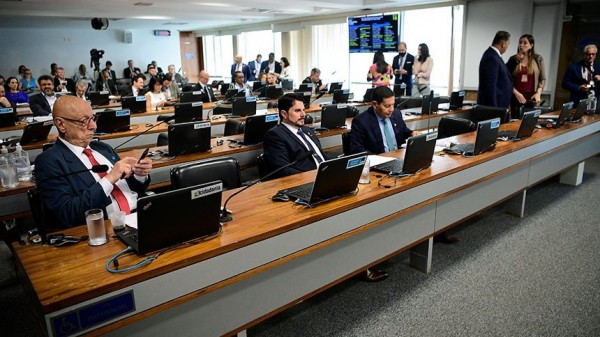 Em 40 segundos, CCJ do Senado aprova PEC limita poderes do STF
