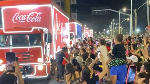 Caravana de Natal da Coca-Cola atrai multidão à Estação das Artes em Mossoró