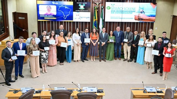 Neilton homenageia profissionais da enfermagem durante sessão solene na AL