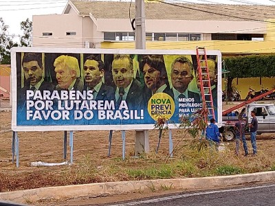 Deputados do RN a favor da Nova PrevidÃªncia sÃ£o homenageados com outdoors
