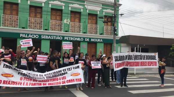 Professores aposentados de Patu realizam protesto contra salários atrasados