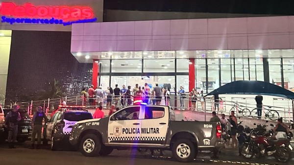 URGENTE: Homem em surto ameaça clientes em supermercado de Mossoró