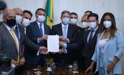 Bolsonaro entrega à Lira programa que vai substituir o Bolsa Família