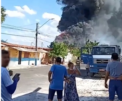 IncÃªndio de grandes proporÃ§Ãµes atinge a "Rua dos Postos" em MossorÃ³