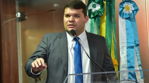 Lawrence celebra recursos para Hospital do Câncer