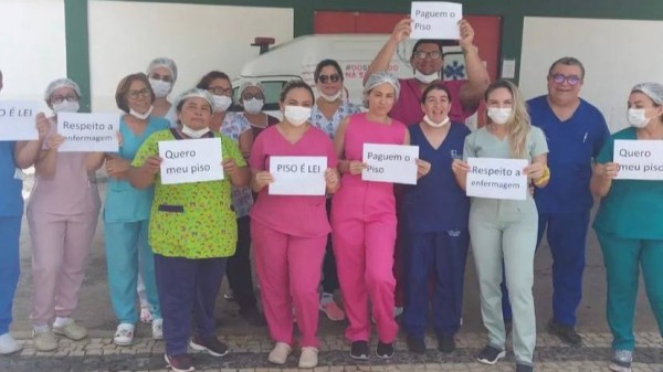 Servidores do HRTM fazem manifestação cobrando piso da enfermagem