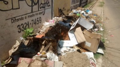 Moradores reclamam de lixo acumulado nas ruas do Aeroporto II