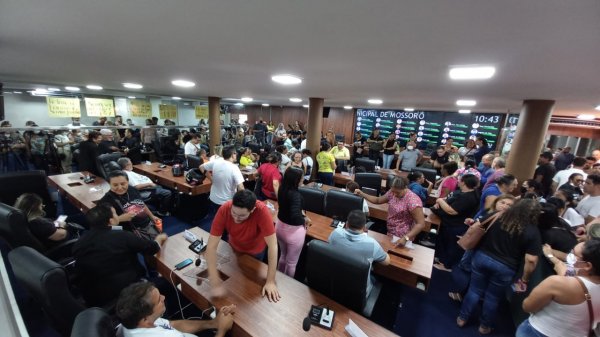 Urgente: Sessão na Câmara de Mossoró é suspensa após invasão de servidores públicos