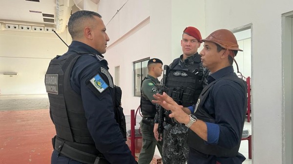 Prefeito Allyson recepciona policiais militares do Ceará em Mossoró