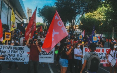 Em Natal, esquerdistas se aglomeram em manifestação contra aglomerações