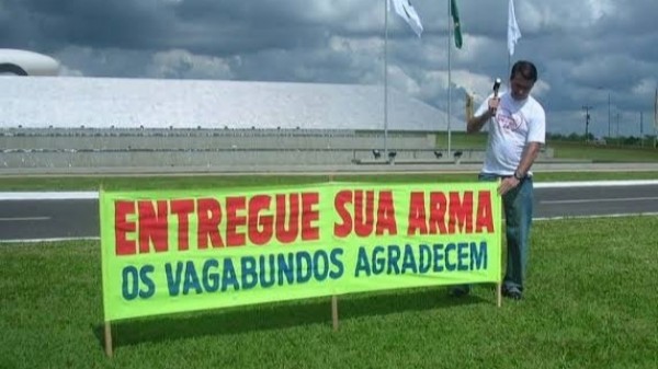 PT descobriu que não se combate o crime com flores, livros e músicas de Chico Buarque