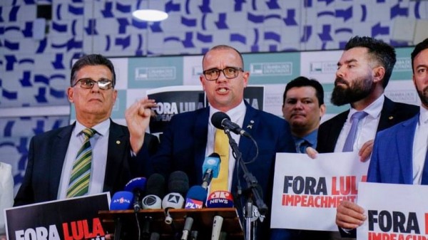 Com apoio de 40 deputados, Gonçalves protocola pedido de impeachment de Lula