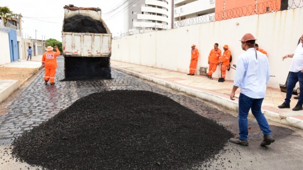 Rua Francisco Holanda recebe pavimentação asfáltica dentro do 'Mossoró Realiza'