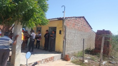 Jovem Ã© perseguido e assassinado a tiros dentro de casa no Santa Helena