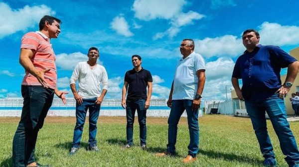 Neilton assegura projetos para construção de ponte metálica e iluminação de estádio em Upanema