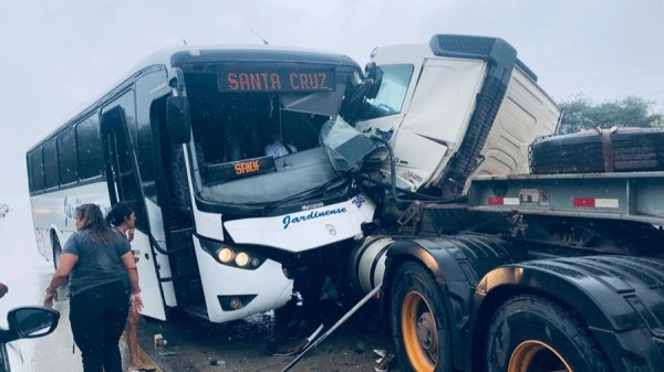 BR-304: Colisão entre ônibus e caminhão deixa oito feridos na Reta Tabajara