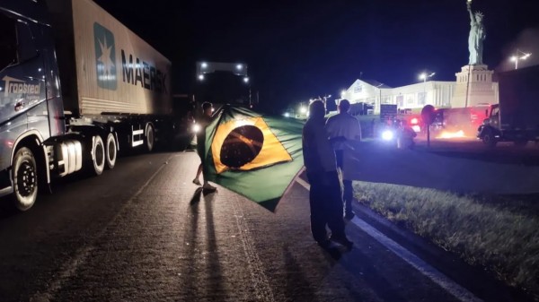 Em protesto a Lula, caminhoneiros bloqueiam estradas em 12 estados e no DF