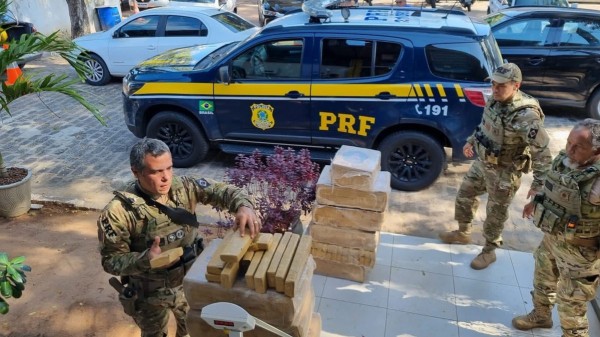 PRF realiza apreensão de 300kg de maconha na BR-304 em Riachuelo