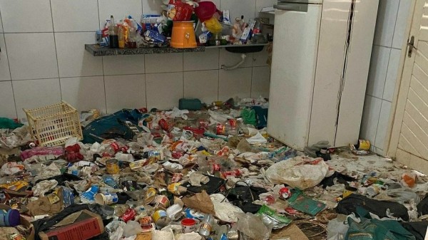 Desumano: Guardas Municipais encontram adolescente e 23 animais abandonados em casa tomada por lixo