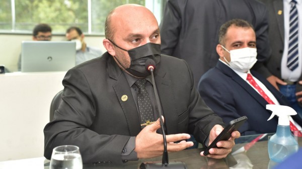 Edson Carlos é o único político, até agora, a demonstrar preocupação com possibilidade de suspensão dos voos em Mossoró