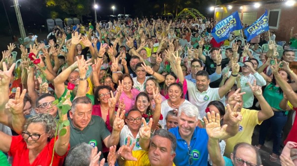 Rosalba reforça apoio a Genivan e Nayara em encontro com amigos no Cantópolis