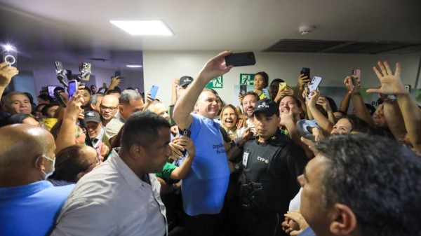 Em visita ao Hospital Rio Grande, Bolsonaro se emociona ao reencontrar equipe que o atendeu em abril