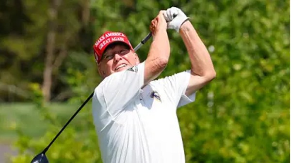 Trump, o 'morto muito louco', reaparece jogando golfe na Virgínia