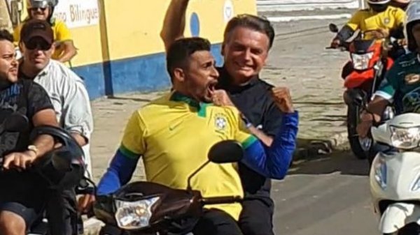 Bolsonaro sobe na garupa de Biz e participa de motociata em Quixadá-CE
