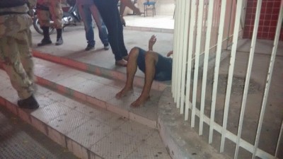 Rapaz Ã© baleado e procura ajuda em delegacia no Alto de SÃ£o Manoel