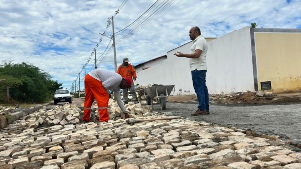 Vereador Edson Carlos fiscaliza obras de recuperação de ruas do Bom Jesus