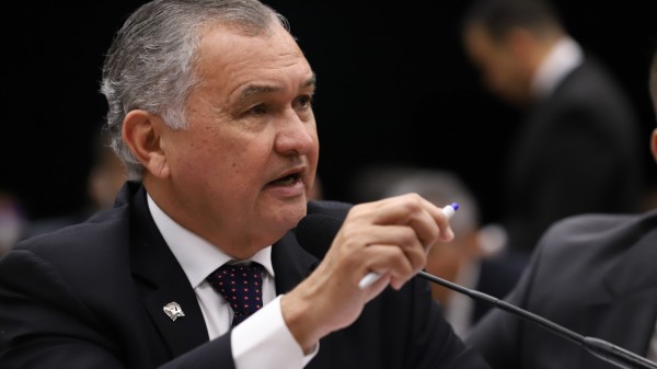 General Girão assina PEC que acaba com farra do BNDES