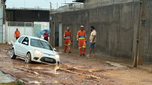 Chuva intensa provoca alagamentos e carro fica preso na lama no bairro Aeroporto II, em Mossoró
