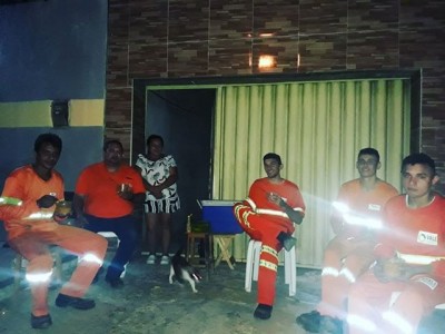 Moradora oferece lanche para garis que recolhem lixo no bairro Santo AntÃ´nio