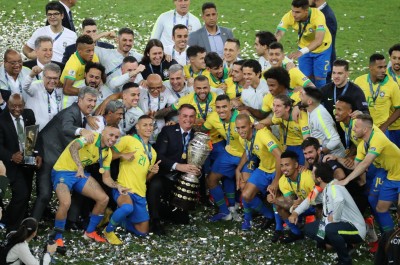 Bolsonaro rouba a cena, levanta a taÃ§a e Ã© chamado de "Mito" por jogadores