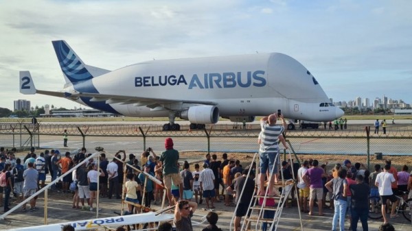 'Avião-baleia' chega a Fortaleza e pousa no Brasil pela primeira vez
