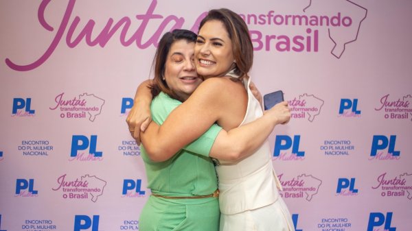 Carla Dickson recebe notícia da prisão de Bolsonaro enquanto cumpria agenda com Michelle em Fortaleza