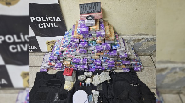 PM encontra 137 tabletes de maconha, mais de 2,6 kg de drogas e arsenal avaliado em R$ 300 mil enterrados às margens do rio em Mossoró
