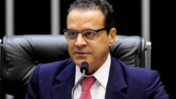 Juiz emite mandado de prisão contra Henrique Alves por dívida de pensão alimentícia