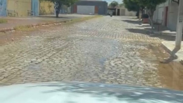 Mossoró: Água limpa escorre pelas ruas de bairro que enfrenta falta d’água há meses