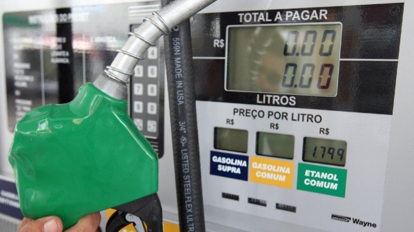 Gasolina terá redução de R$ 0,40 por litro nas refinarias a partir de amanhã