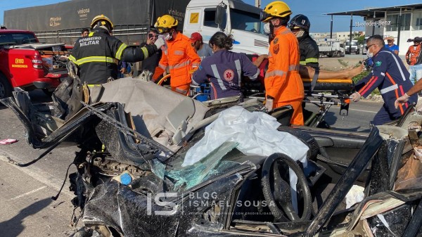 Mulher fica presa às ferragens em grave acidente na BR-304 em Mossoró