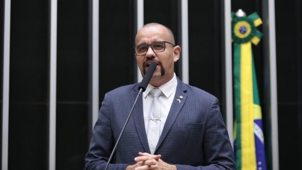 Gonçalves manda Natália lavar a boca para falar da Polícia Militar