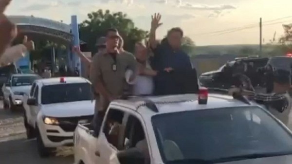 VÍDEO: Bolsonaro, Rogério Marinho e General Girão desfilam em carro aberto por Caicó