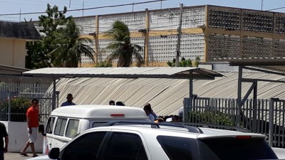 Estrutura de estacionamento de supermercado desaba e deixa um homem ferido no Santo AntÃ´nio