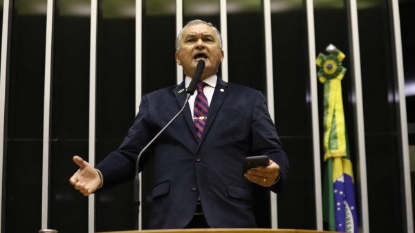 General Girão faz discurso duro contra Fátima na Câmara dos Deputados