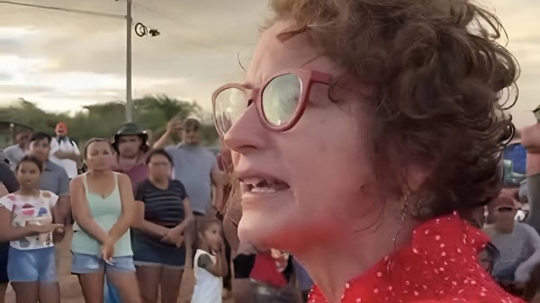 Isolda faz discurso extremista em visita a acampamento do MST e defende invasões de terras