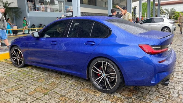 Quatro pessoas são encontradas mortas dentro de BMW em Balneário Camboriú